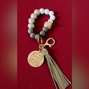 🎉3xHP🎉Unique leopard wooded beaded wristlet keychain with MAMA tag.🎉3xHP🎉